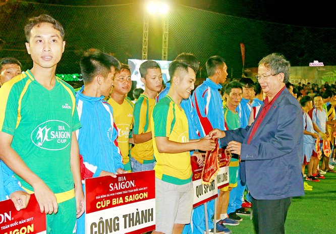 Ông Lê Nguyên Hồng- UV BCH Liên đoàn Bóng đá Việt Nam (VFF)- Trưởng Ban Bóng đá phong trào VFF, trao cờ lưu niệm cho các đội bóng.
