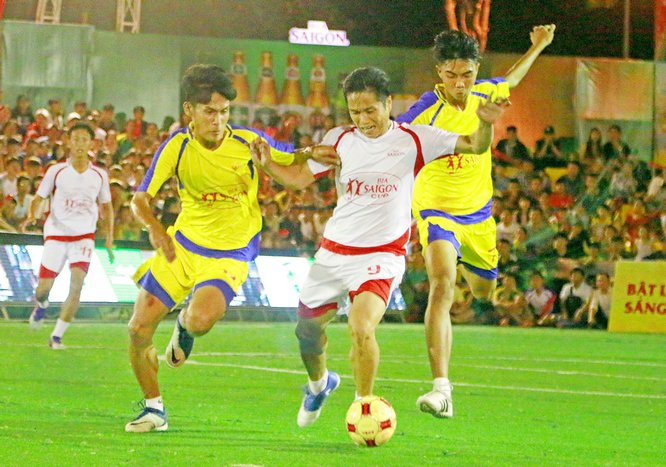 Trận đấu đầy kịch tính giữa hai đội Bia Sài Gòn sông Tiền (áo trắng) thắng CLB Tấn Lợi Phát Vĩnh Long 3-0.