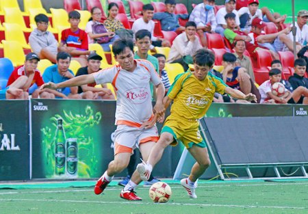 Pha tranh bóng trong trận Minh Toàn Sport (TX Bình Minh, áo vàng) thắng An Gia Thái 2-1.