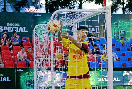 Bàn thắng lập hat-trick hiếm có trong bóng đá của Võ Hoài Lâm (Sacombank) khi thắng Vỏ xe Ngọc Thảo 6-2, bóng dính luôn trong lưới.