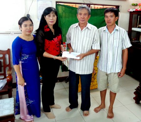  Bà Trần Thị Bạch Vân- Chủ tịch Công đoàn giáo dục tỉnh- trao tiền tương trợ cho gia đình cô Loan.