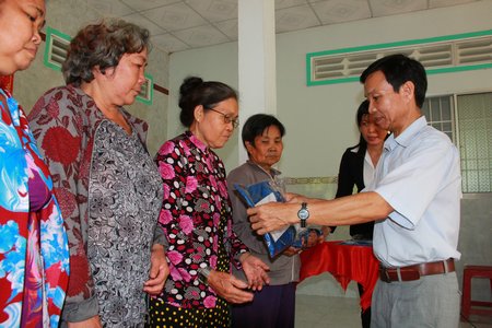 Bí thư Huyện ủy Tam Bình Lê Tiến Dũng tặng quà cho các hộ nghèo tại ngày hội.