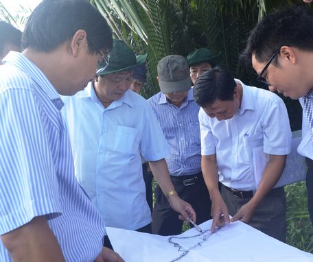  Phó Chủ tịch Thường trực HĐND tỉnh- Bùi Văn Nghiêm (thứ 2 từ trái qua) làm trưởng đoàn đến giám sát dự án xây dựng Đường tỉnh 907 qua xã Trung Chánh (Vũng Liêm).