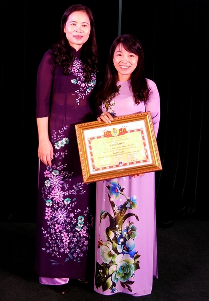 Cô Lâm Trần Thụy Tố Trân nhận giải tư cuộc thi. Ảnh do cô Trân cung cấp