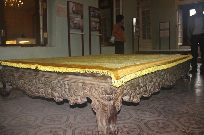 Sập gụ làm bằng gỗ từ thời Nguyễn được trưng bày tại một góc trên tầng 2 của cung An Định.