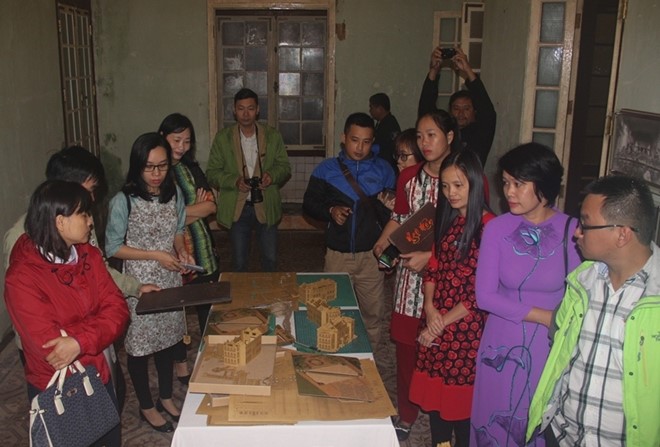 Du khách thích thú tham quan mô hình nghệ thuật xếp giấy Kirigami bên trong cung An Định.