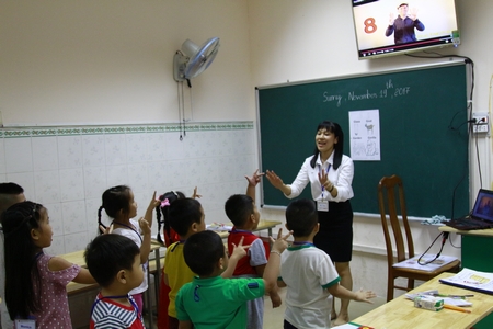 Trẻ làm quen với Tiếng Anh sớm được tiếp cận ngôn ngữ một cách tự nhiên. Trong ảnh: Lớp học tiếng Anh của trẻ mẫu giáo tại Trung tâm Ngoại ngữ Lotus.