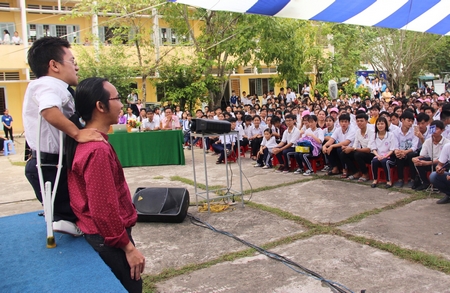 Các diễn giả giao lưu với các em học sinh Trường THPT Nguyễn Thông.