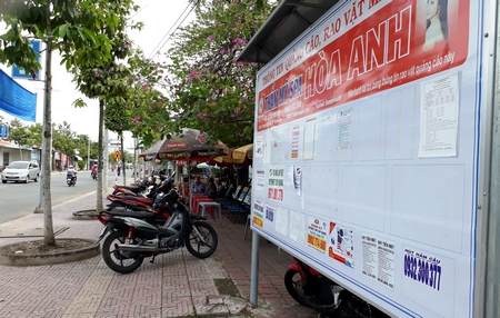 Một bảng thông tin, quảng cáo rao vặt miễn phí trên đường Trần Đại Nghĩa (Phường 4) vẫn còn “đất” trống.