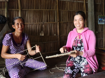 Cô Lê Thị Ngọc Ánh (trái) có 10 năm gắn bó với nghề “đươn”.