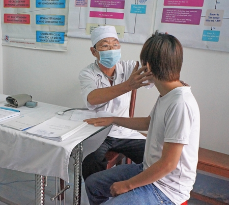 Thăm khám sức khỏe cho người đang cai nghiện ma túy tại Trung tâm Y tế TX Bình Minh.