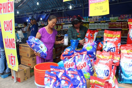 Các phiên chợ hàng Việt Nam về nông thôn thu hút đông đảo người tiêu dùng.