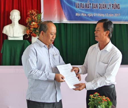 Đại diện lãnh đạo Sở Nông nghiệp- PTNT tỉnh Long An trao quyết định cho ông Bùi Đắc Thắng- Giám đốc Công ty CP Nghiên cứu bảo tồn và Phát triển dược liệu Đồng Tháp Mười.
