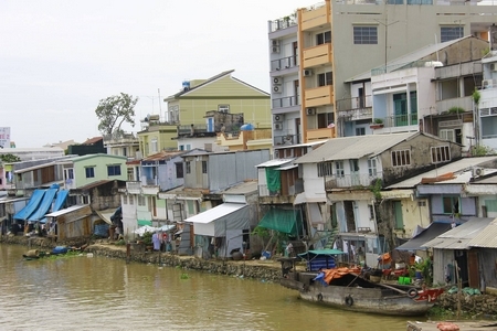 Nhiều nhà ở khu vực chợ cá nghiêng hẳn về phía sông.