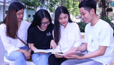 Cô sinh viên Minh Thùy (thứ hai bên phải) học giỏi lại tích cực trong phong trào.