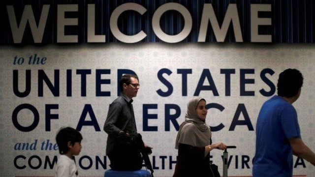 Hành khách đến sân bay quốc tế tại Washington. Ảnh: Reuters.