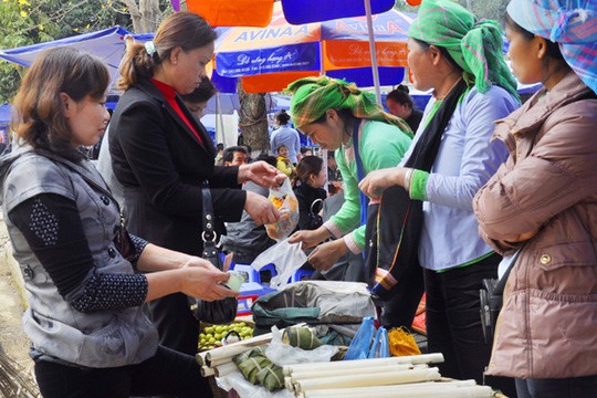 Ở các chợ phiên Bát Xát, Sa Pa, đồng bào Giáy nổi tiếng với món cơm lam, xôi ngũ sắc và các loại bánh.