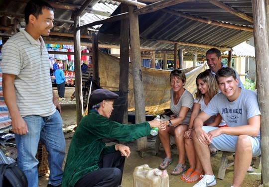 Du khách nước ngoài thưởng thức rượu ngô tại chợ Cao Sơn (Mường Khương).