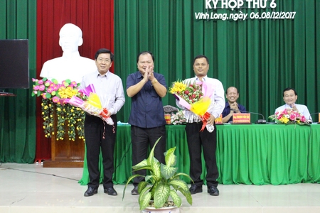 Chủ tịch UBND tỉnh- Nguyễn Văn Quang tặng hoa chúc mừng các thành viên UBND tỉnh trúng cử.