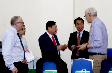 Bí thư Tỉnh ủy Trần Văn Rón và Phó Chủ tịch UBND tỉnh Lữ Quang Ngời trao đổi với các đại biểu nước ngoài.