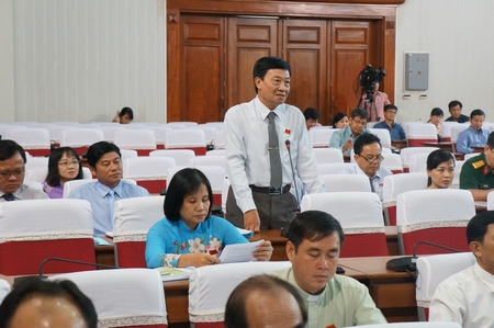 Đại biểu Nguyễn Văn Nhỏ (đơn vị huyện Long Hồ) chất vấn tại hội trường sáng nay.