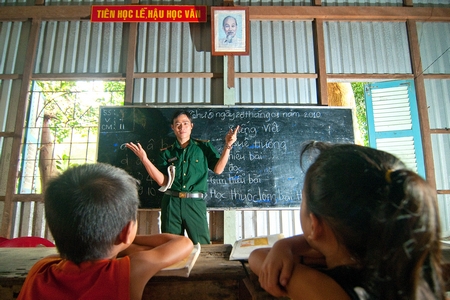 Tiếng Việt- phong phú và đa dạng- niềm tự hào của người Việt Nam. Trong ảnh: Các em ngoài đảo xa học Tiếng Việt. Ảnh: VINH HIỂN