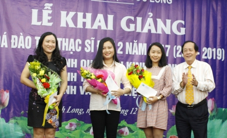 Ông Nguyễn Cao Đạt- Phó hiệu trưởng Trường ĐH Cửu Long trao thưởng cho các học viên thủ khoa đầu vào.
