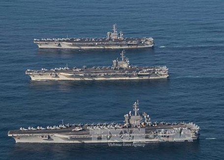 Tàu sân bay USS Ronald Reagan, Theodore Roosevelt và Nimitz của Mỹ tham gia cuộc tập trận chung Hàn - Mỹ trên vùng biển phía đông Hàn Quốc ngày 12/11. Ảnh: Yonhap/TTXVN