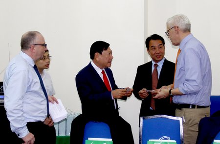Bí thư Tỉnh ủy- Trần Văn Rón và Phó Chủ tịch UBND tỉnh- Lữ Quang Ngời trao đổi với các đại biểu đối tác nước ngoài.