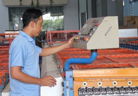 Vĩnh Long luôn tạo điều kiện thuận lợi cho doanh nghiệp đầu tư và phát triển. Trong ảnh: Hệ thống máy cán sóng ngói rubi, máy cán 5 sóng công nghiệp hiện đại của Công ty TNHH Hoàng Thiên Lộc. 