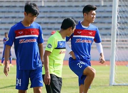 Văn Long gặp chấn thương sau trận gặp U.23 Myanmar.