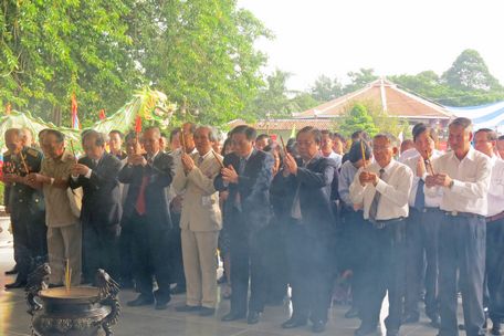 Đại biểu thắp hương tri ân tưởng nhớ cụ Phó bảng Nguyễn Sinh Sắc.