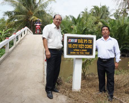 Giám đốc THVL Lê Quang Nguyên (bên trái) bên chiếc cầu nông thôn do THVL cùng Công ty Việt Come tài trợ.