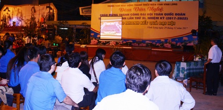 Đoàn viên thanh niên xem lại hình ảnh chương trình đại hội 
