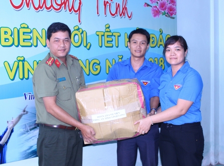 Bí thư Tỉnh Đoàn- Nguyễn Huỳnh Thu nhận quà từ các đơn vị.