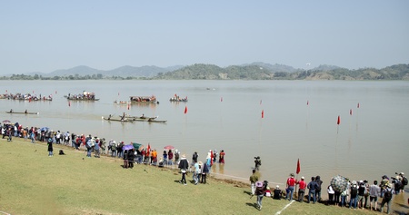 Lễ hội đua voi, đua thuyền độc mộc được tổ chức hàng năm tại hồ Lăk luôn thu hút rất đông khách du lịch.