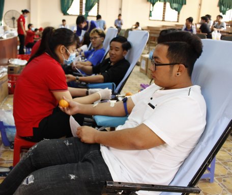 Sinh viên Trường ĐH Cửu Long tham gia hiến máu ngày 8/1.