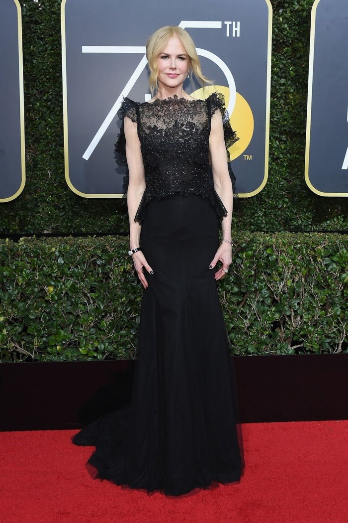 Nicole Kidman xúng xính với váy đầm của Givenchy.