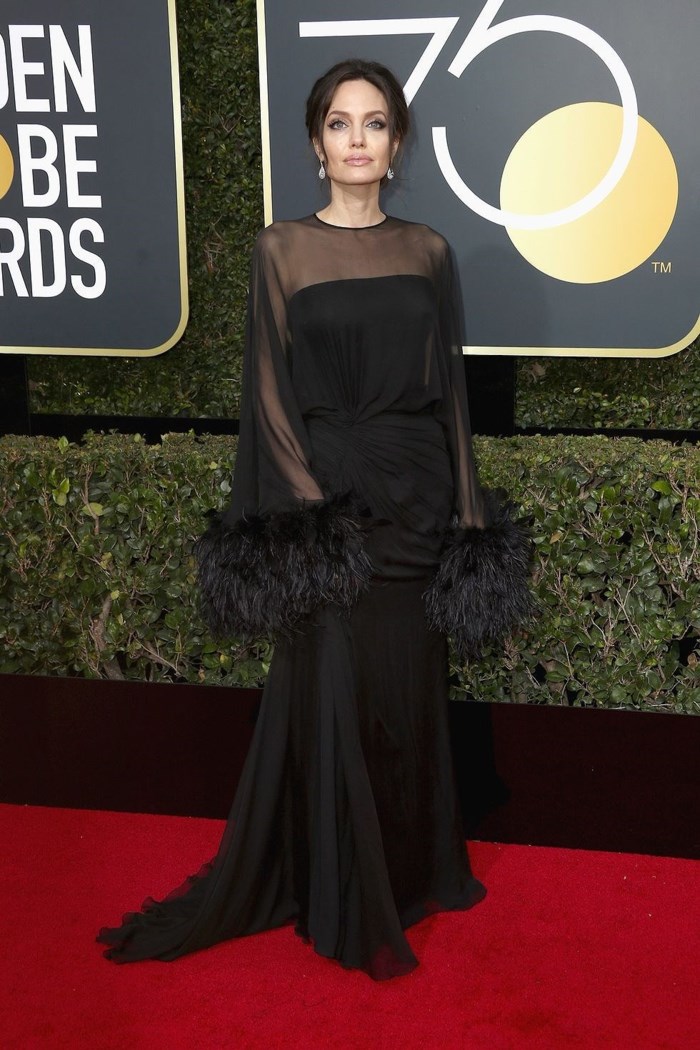 Angelina Jolie bí ẩn và quyến rũ với váy của nhà mốt danh tiếng Atelier Versace.