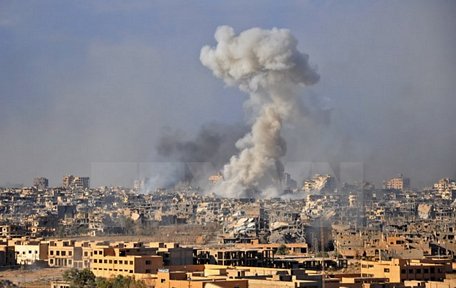 Khói bốc lên sau một cuộc không kích nhằm vào các vị trí của IS tại Deir Ezzor, Syria. (Nguồn: AFP/TTXVN)