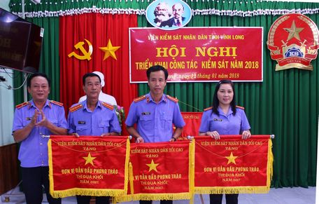 Đồng chí Trần Đắc Chiến- Tỉnh ủy viên, Viện trưởng Viện Kiểm sát nhân dân tỉnh trao cờ thi đua dẫn đầu khối cho các tập thể
