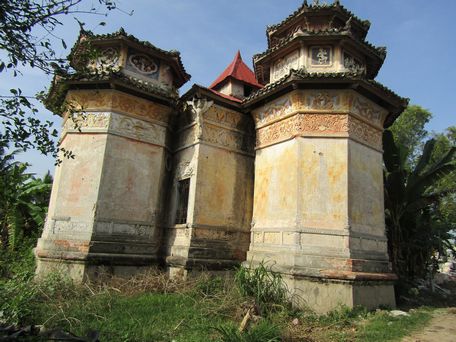 Mặt sau khu lăng mộ Hàm Huỳnh Kỳ.