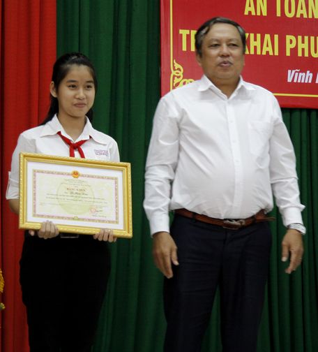 Ông Nguyễn Văn Liệt- Giám đốc Sở GTVT- Phó Trưởng ban thường trực Ban ATGT tỉnh trao bằng khen của UBND tỉnh cho em Lê Hoa Đào.