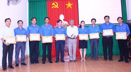 Phó Bí thư Đảng ủy Khối các cơ quan tỉnh- Nguyễn Văn Khuyến trao giấy khen cho các tập thể.