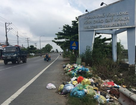 Dưới chân cổng chào TP Vĩnh Long (gần cầu Đường Chừa) là nơi… tập kết rác.