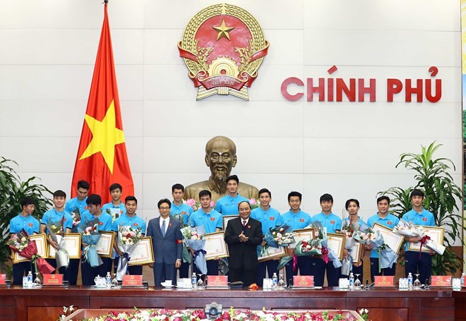 Thủ tướng Nguyễn Xuân Phúc và Phó Thủ tướng Vũ Đức Đam với các cầu thủ Đội tuyển bóng đá U23 Việt Nam. (Ảnh: Thống Nhất/TTXVN)