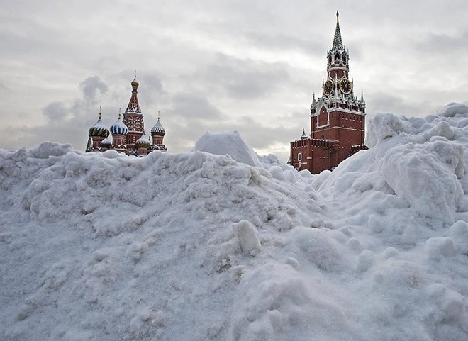 Trong những ngày qua, giới chức Nga đã buộc phải điều động toàn bộ thiết bị cào tuyết để dọn dẹp đường phố.