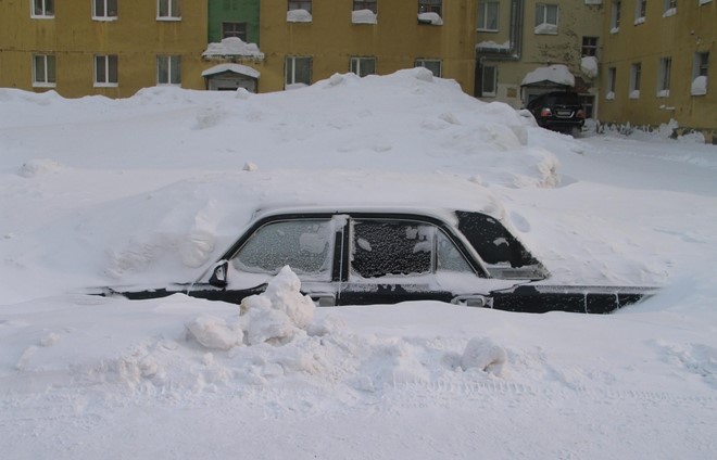 Một chiếc xe hơi bị vùi trong đống tuyết chỉ sau một đêm.