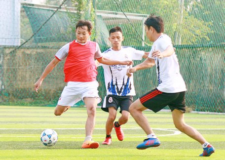 Pha tranh bóng trận TTYT Bình Tân (áo đỏ) thắng TTYT Tam Bình 4-3.