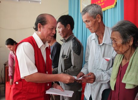 Phó Bí thư Thường trực Tỉnh ủy, Chủ tịch HĐND tỉnh- Trương Văn Sáu trao quà tết cho người nghèo và nạn nhân chất độc da cam